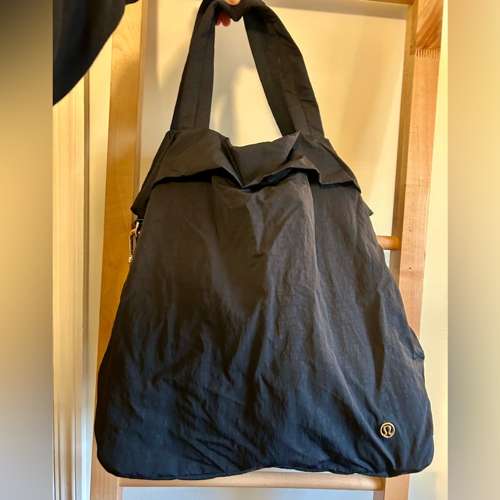 Lululemon On My Level Bag Large 30L - black and gold - Picture 6 of 10